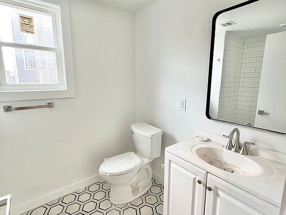 5th image of 240 E Girard Ave #2