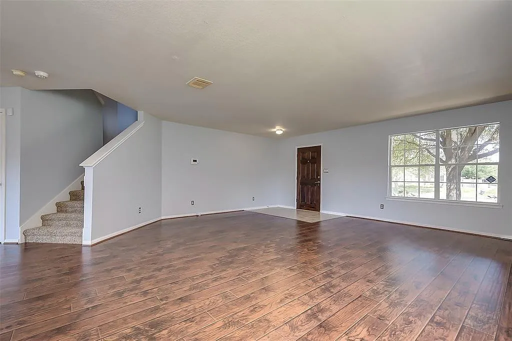 4 bed, 2.5 bath, 2840 sqft, $2,295 — Photo 2
