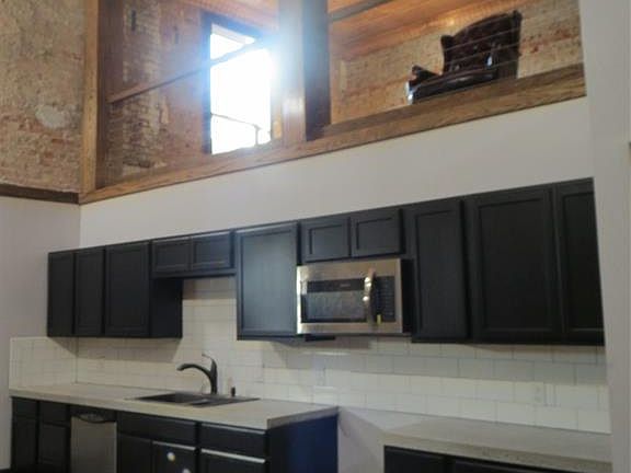 2nd image of 204 W Knox St #B