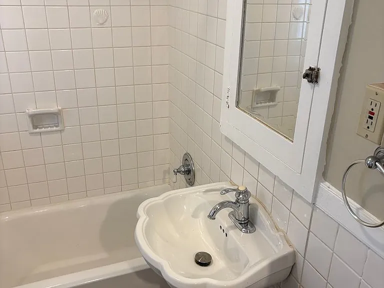 220 Belmont Ave E — Photo 24