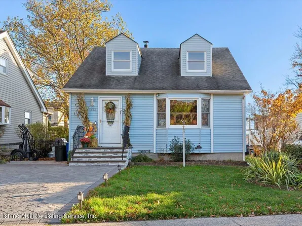 1652 Drumgoole Rd E, Staten Island, NY 10309