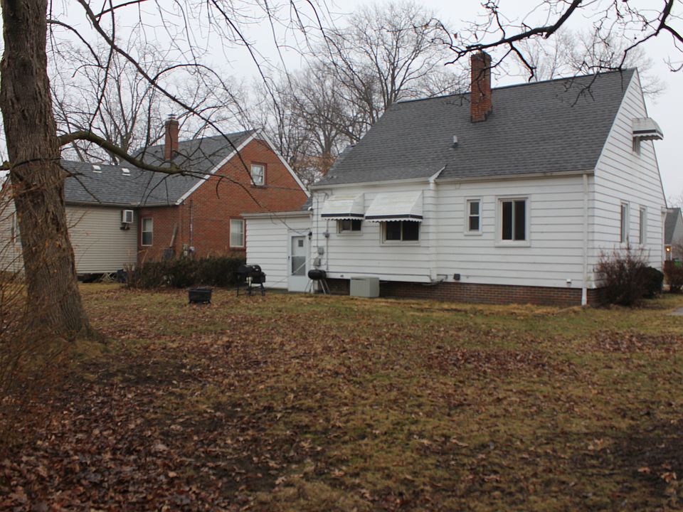1st image of 320 E 271st St