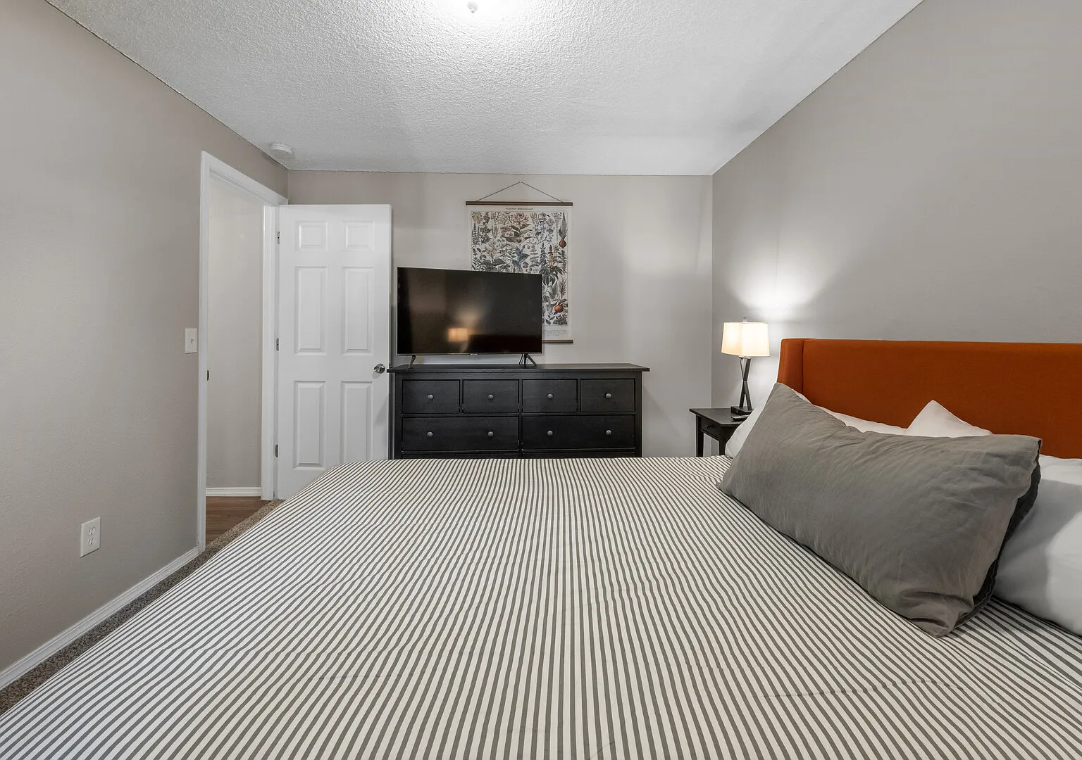 Hough Neighborhood Hidden Gem - 2 bed/1bath in Friendly Neighborhood — Photo 4