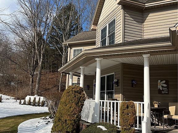 2nd image of 122 Hickory Hill Rd