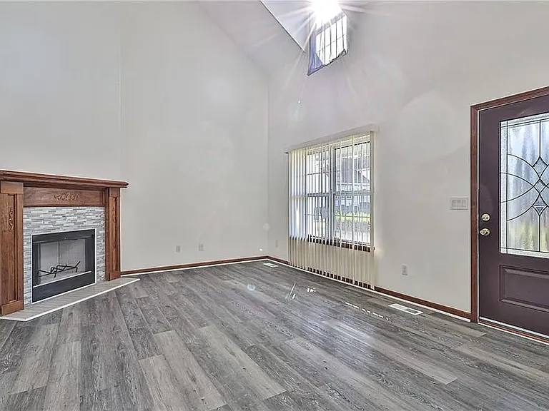 4010 E 16th Ct — Photo 12