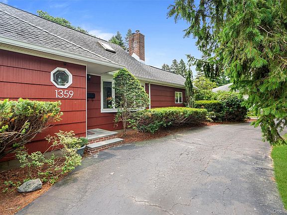 2nd image of 1359 Manor Lane