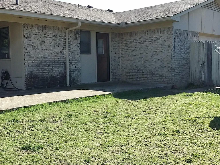 2115 Blossom Ln — Photo 2