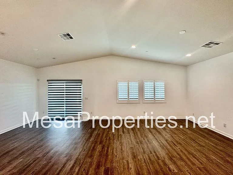 5229 Jarvis Ln — Photo 8
