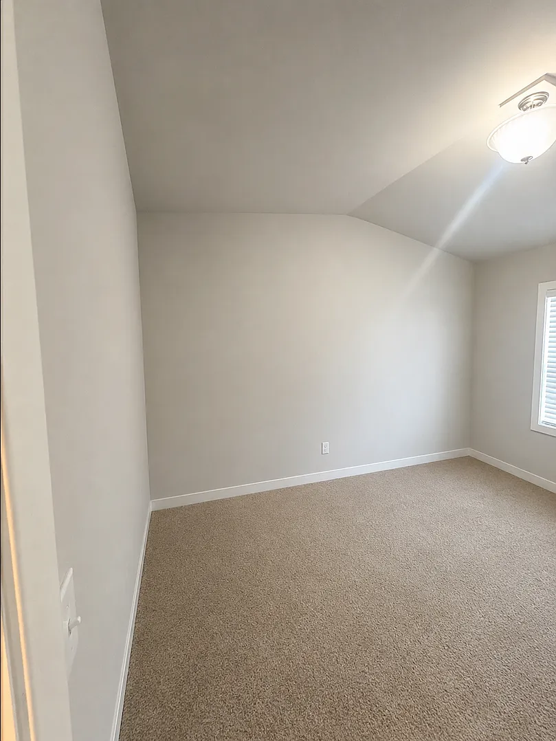 6 bed, 2920 sqft, $999 — Photo 2