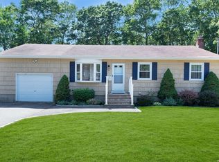 26 Garden Pl, Shirley, NY 11967