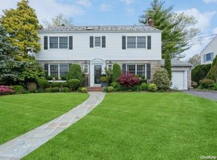 3 Combes Ave, Rockville Centre, NY 11570