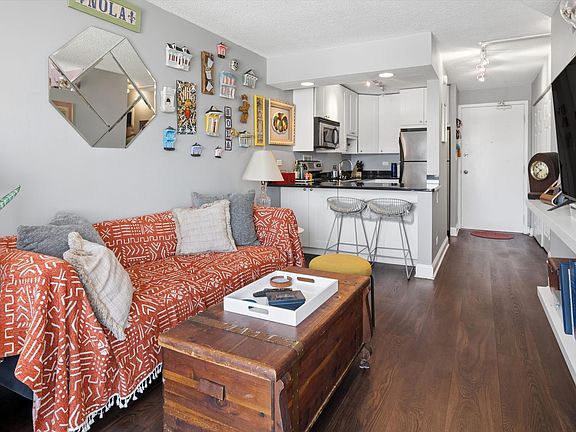 5th image of 450 W Briar Pl APT 9C