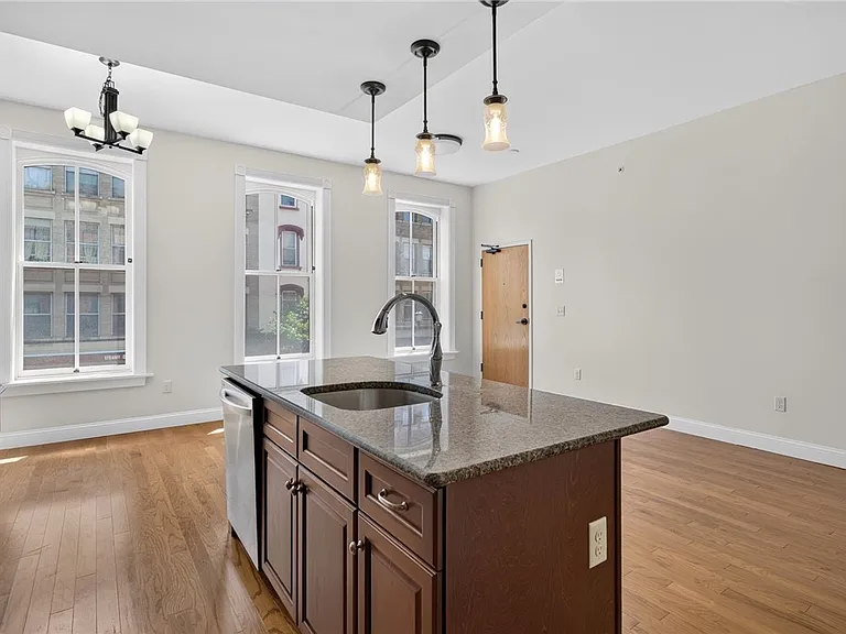 224 E State St — Photo 10