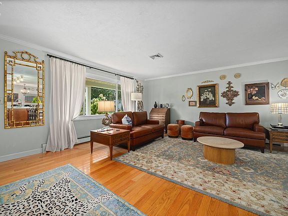 5th image of 207 Cincinnati Ave