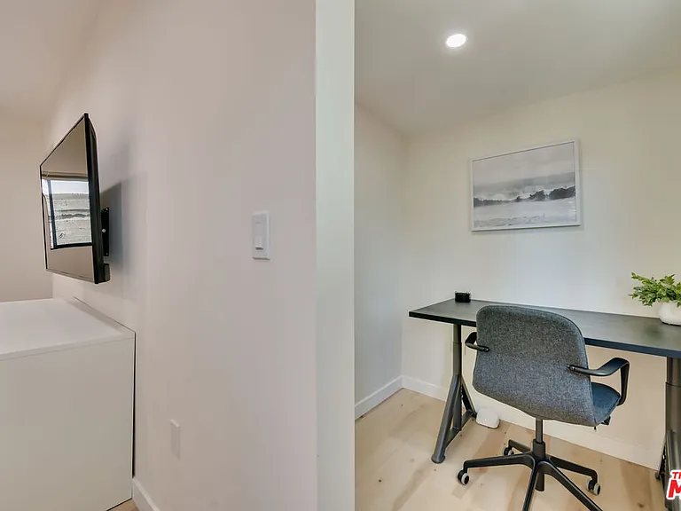 918 N San Vicente Blvd #B — Photo 15