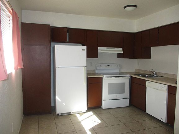 3rd image of 2445 N Fontana Ave