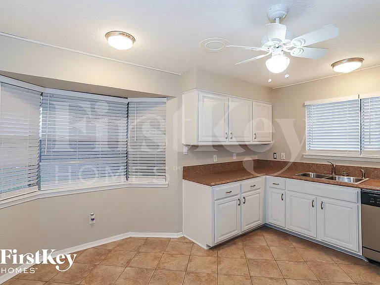 613 W Castle Harbour Dr — Photo 7