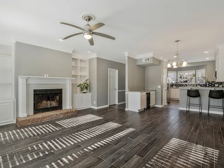 1005 Glendale Ln — Photo 15