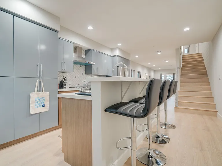 853 1/2 N McCadden Pl — Photo 4