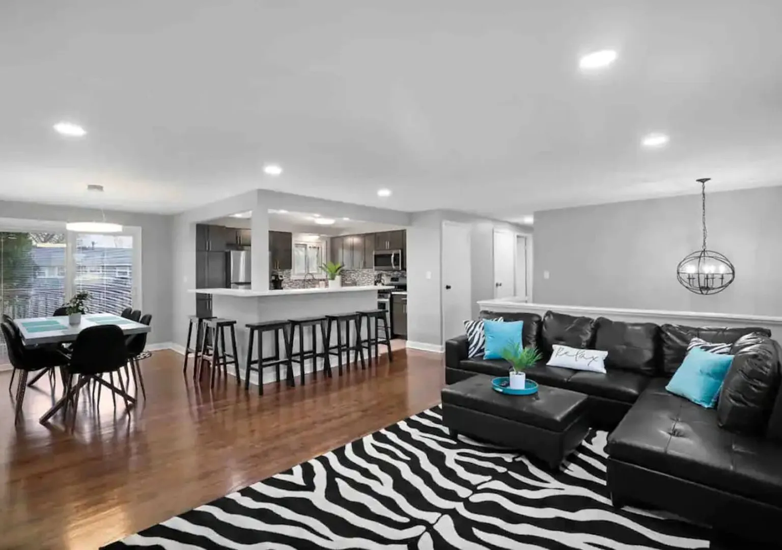 Extravagance - King 4 BRs, 2.5 BA Schaumburg — Photo 1