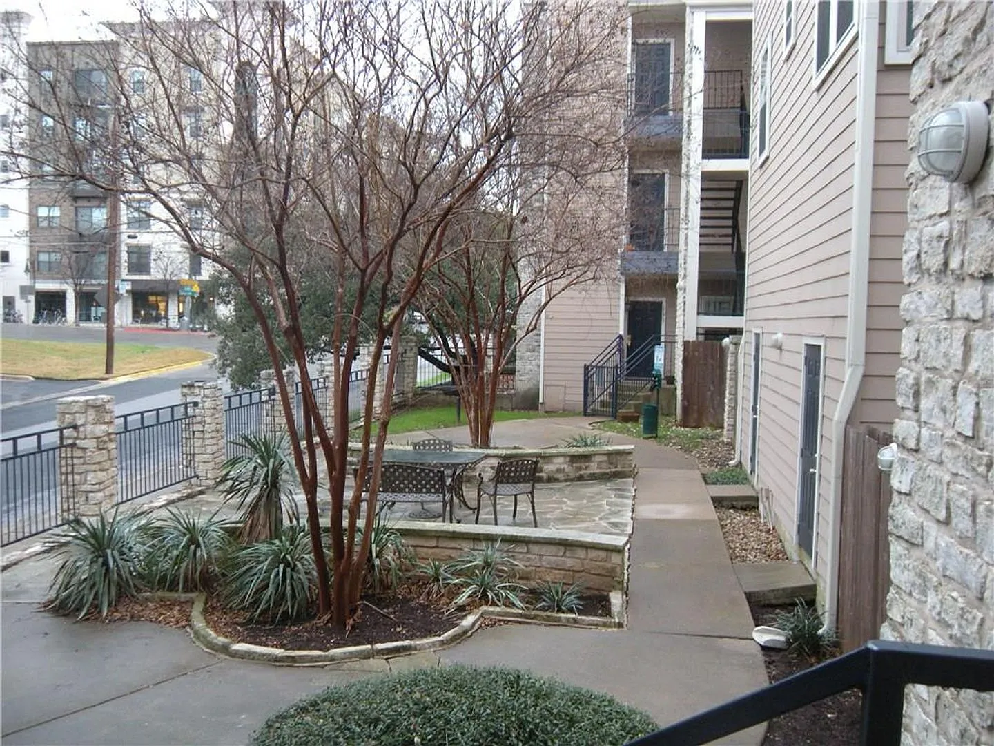 Winchester on West Campus - Huge 2Bd /2Ba - W/D - Reserved Parking - Fireplace - $1600 — Photo 2