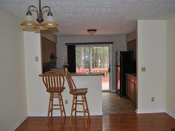4th image of 473 Franklin St