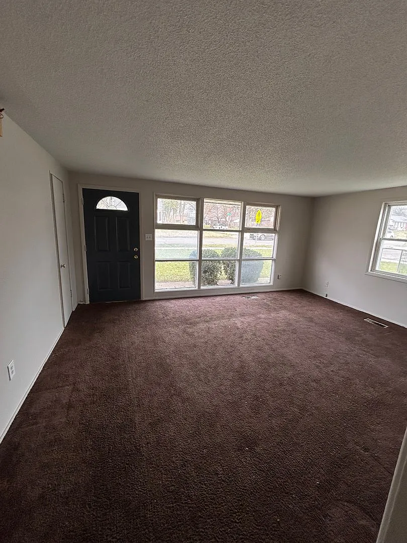 Building Photo - 401 W Pettit Ave