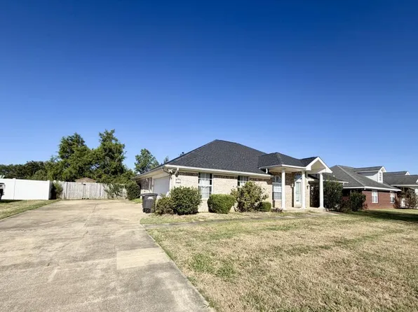 69 Hannah Rd, Level Plains, AL 36322