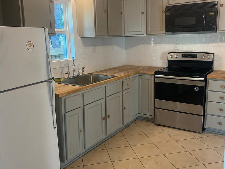 330 E Thompson St — Photo 8