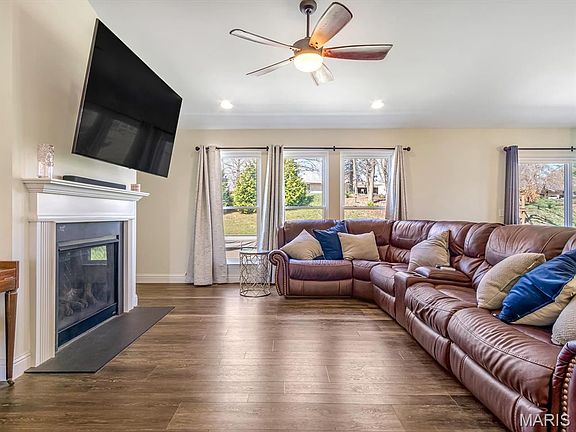 5th image of 302 Fox Run Dr