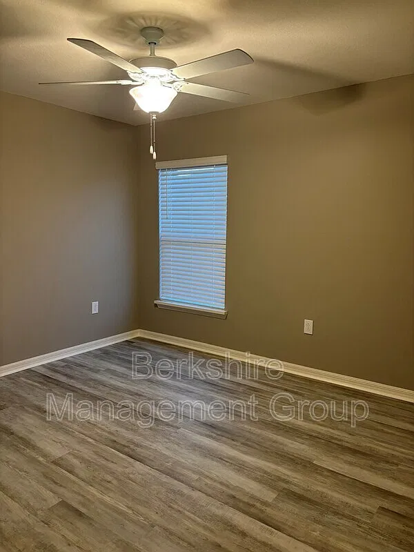 3 bed, 2.0 bath, 1602 sqft, $2,050 — Photo 3