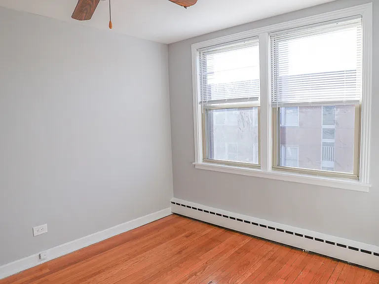 2415 W Farragut Ave #2B — Photo 3