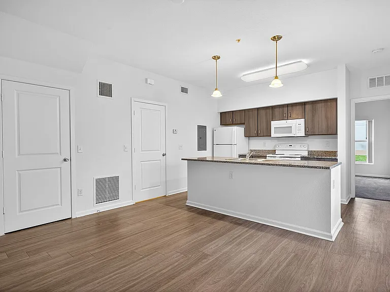 Mirage Bay Apartments — Photo 41
