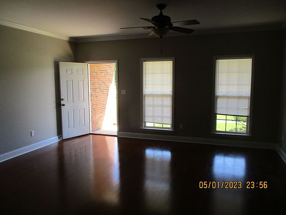 3rd image of 136 White Oak Dr