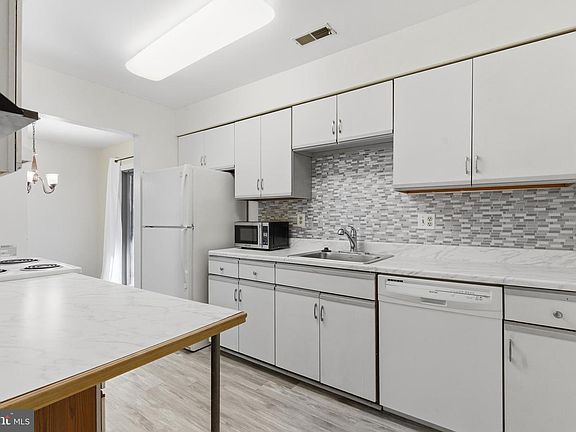 4th image of 305 Cypress Point Cir #A