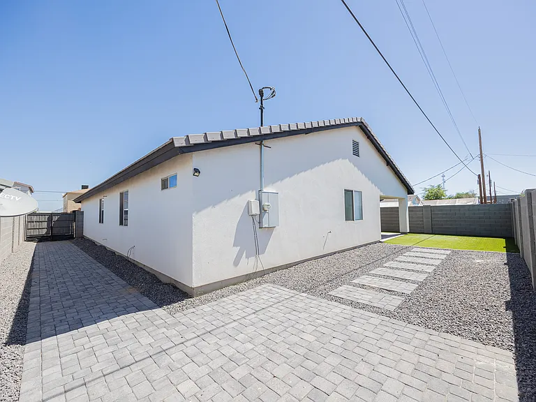 2547 E Illini St — Photo 29