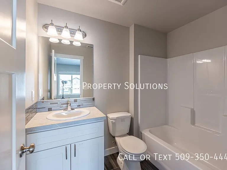 651 Hargraves Ave NE #B — Photo 33