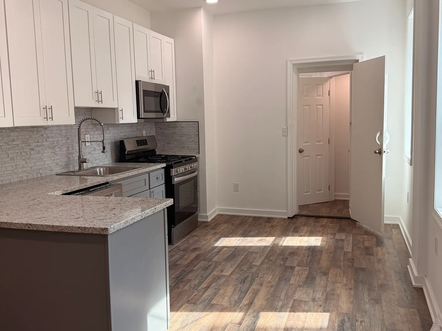 3 bed, 1.5 bath, 1226 sqft, $1,600 — Photo 3