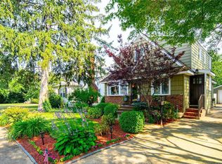60 School St, Malverne, NY 11565