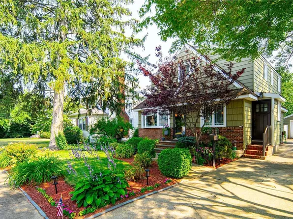 60 School Street, Malverne, NY 11565