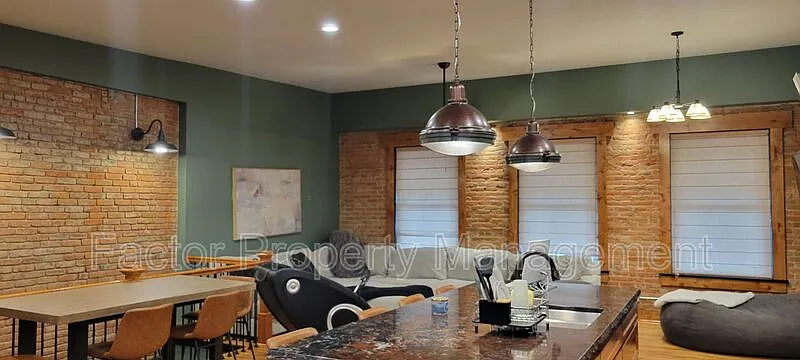 1 bed, 1.0 bath, 1200 sqft, $1,600 — Photo 2
