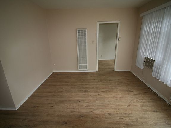 3rd image of 200 S Doheny Dr APT 104