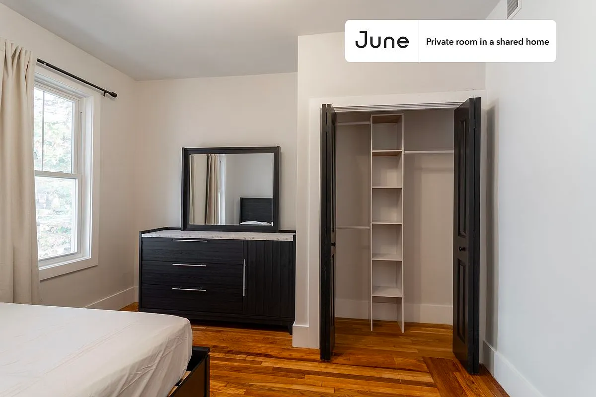 Queen bedroom in 5 bed/2 bath home in Roxbury #1900 D — Photo 3