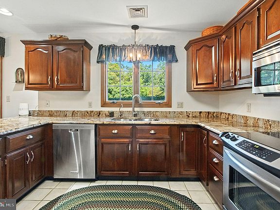 5th image of 10 Hershey Dr