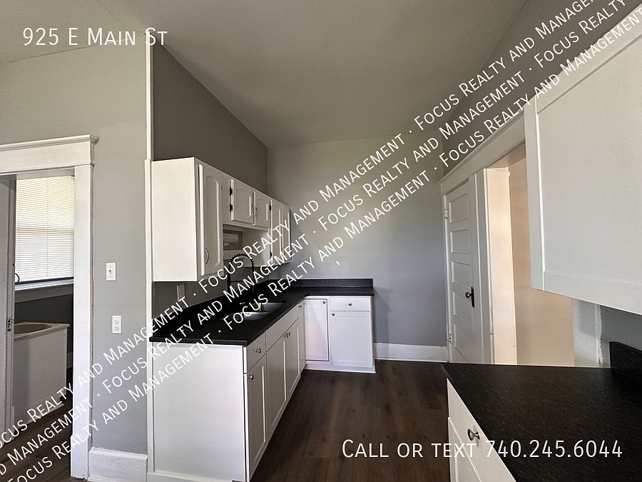1st image of 925 E Main St
