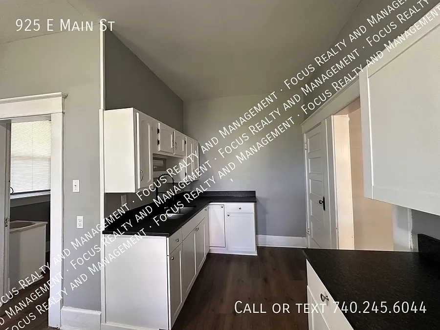 925 E Main St