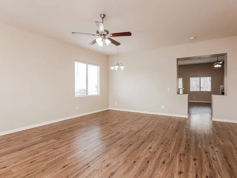 1534 W Churchill Pl — Photo 4