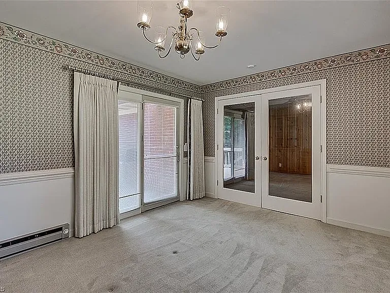 223 Rich Ave — Photo 11