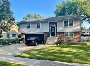 806 Flowers Ave, Streamwood, IL 60107