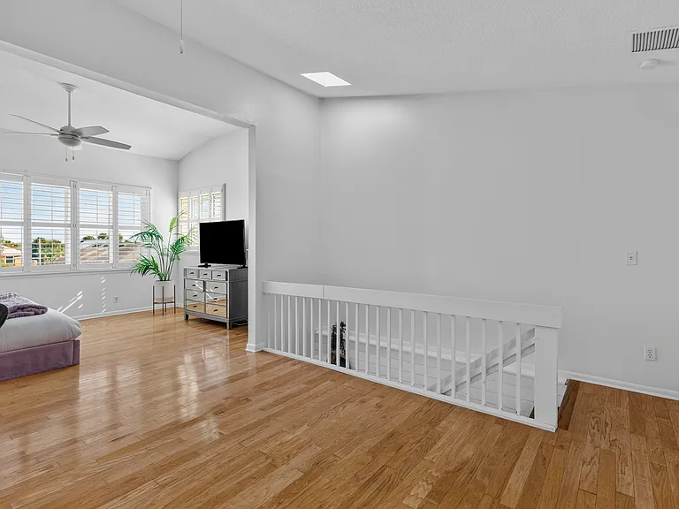 209 Myra St — Photo 23
